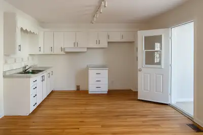Grand 7½ à Verdun – Rez-de-chaussée, Cour, Sous-sol – Disponible