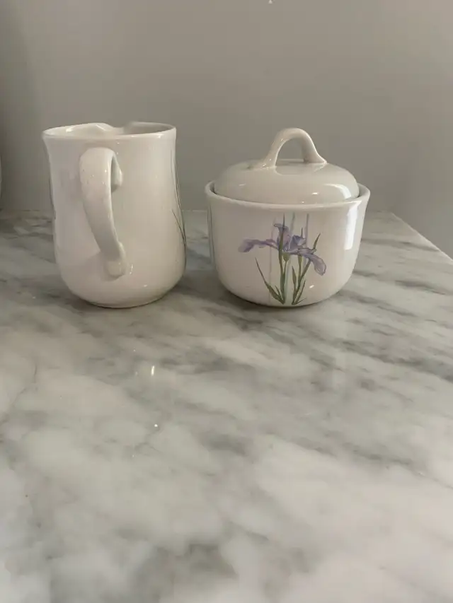 Corelle Coordinates Shadow Iris Sugar and Creamer set in Kitchen & Dining Wares in Markham / York Region - Image 5