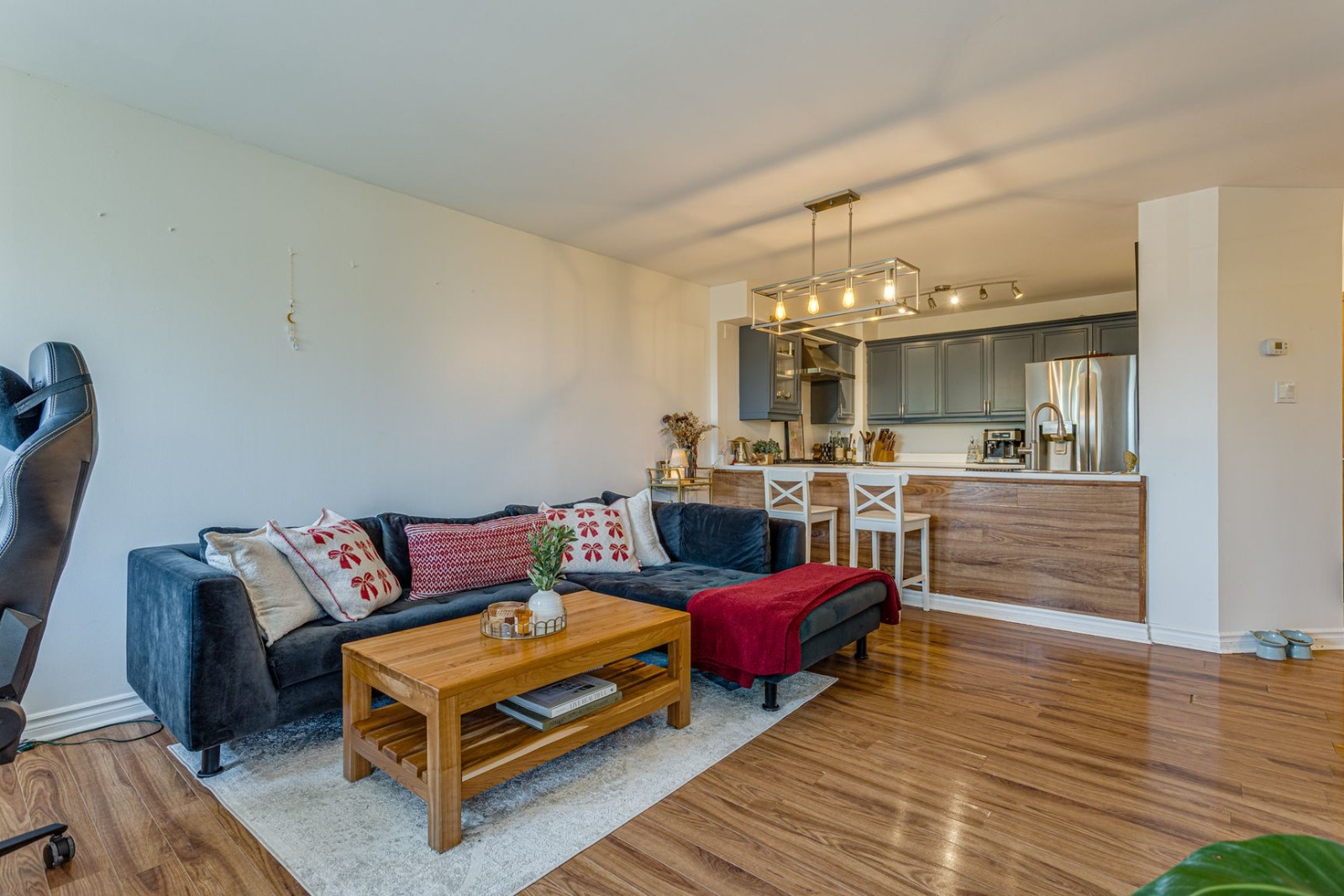2 chambres à louer à Dorval – 1 900 $/mois – Stationnement inclu — photo 2