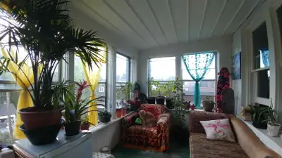Short or Long Term Roommate Wanted – Roncesvalles Village I'm looking for a kind, clean, creative pe...
