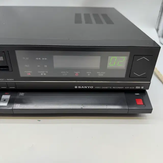 Sanyo VCR 4035 SuperBeta Betamax Video Cassette Recorder in General Electronics in City of Toronto - Image 5