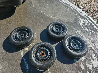 Michlein x-ice winter tires on rims 205/65/16 tire size 5 bolt...5x114.3 rims size Tires have anothe...