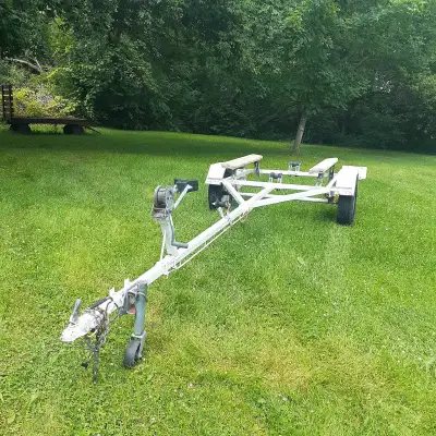Heav Duty 4000 lb axle. Great for 14 or 16 ft noat. Newer tires and LED lights.