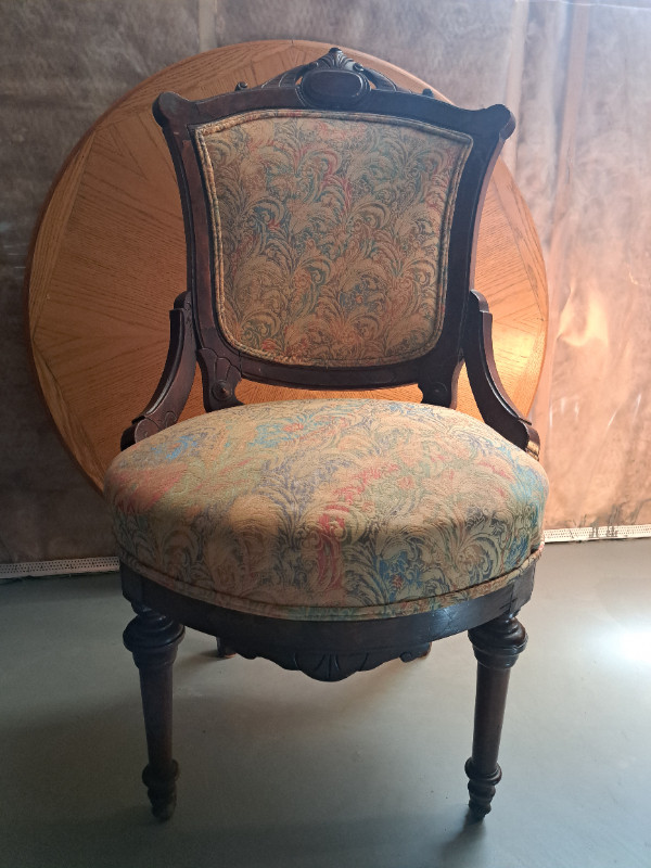 Antique Georgian Accent Livingroom Chair in Chairs & Recliners in Saskatoon