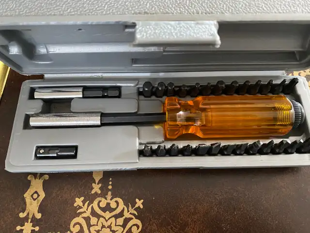Screwdriver Set in Hand Tools in Norfolk County - Image 2