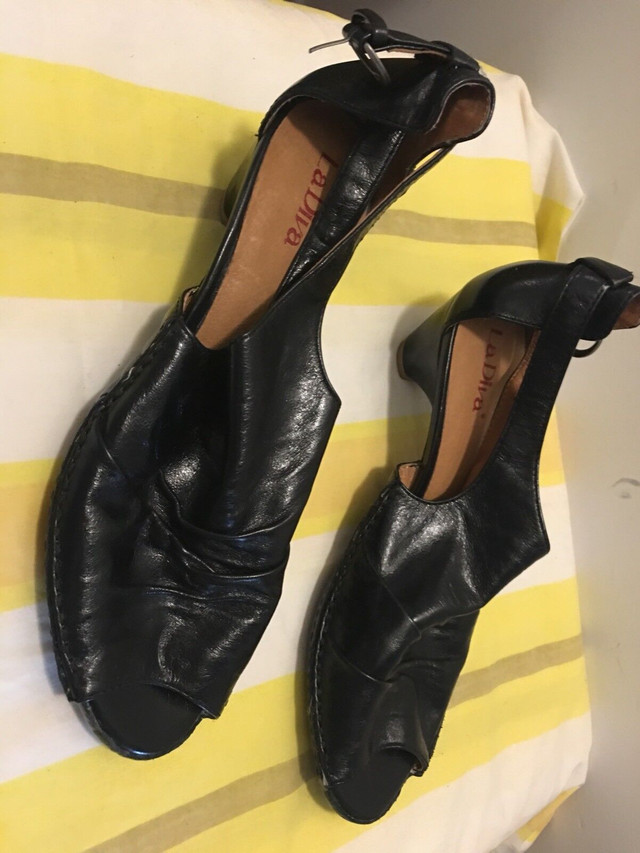 Souliers d’été pour femme size 7 6.5 et 6 dans Femmes - Chaussures  à Ville de Montréal - Image 3