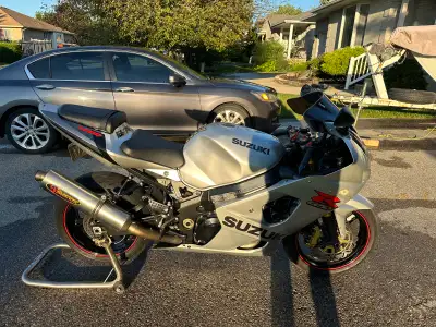 This pre-owned Suzuki GSX-R 1000 features a powerful 1000cc engine and is equipped with an Akrapovič...