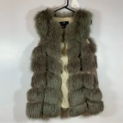 Missing the 2 middle clips that close the vest , overall has for clips the top and the bottom works...