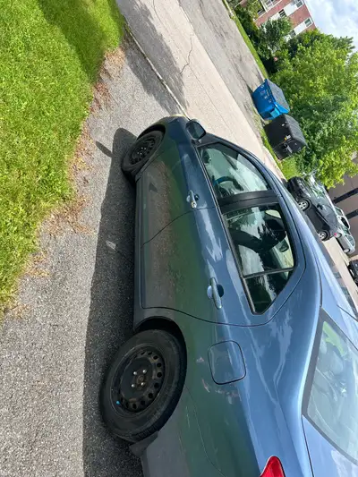 Toyota Yaris 2009 berline vient avec pneu d'hivers et pneu d' été. 204502 mille kilos, très économiq...