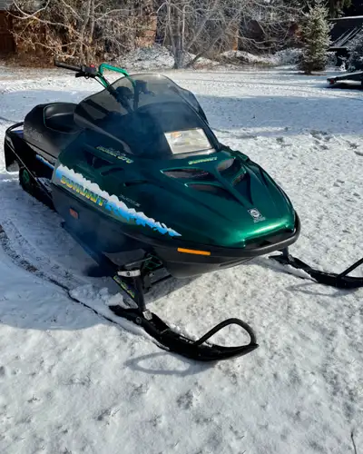 96 Sumit 670. Awesome sled, heated grips and throttle, 136” x 2” paddle track, has new belt and plug...