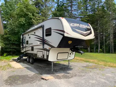 Cruiser aire 25 pieds ,Panneaux solaires 2 batteries 6 volts, attache de remorque arrière HEAVY DUTY...