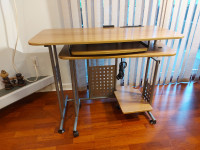 Small space saving desk Sturdy, great condition in Langley
