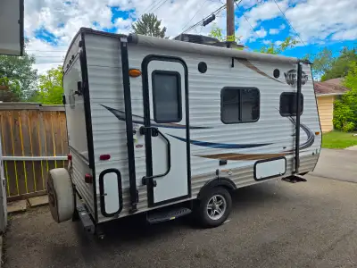 2014 Viking 15RB (by Forest River) Hybrid Trailer. Two Tent Bed Pop Outs, Sleeps up to 6 people. GVW...