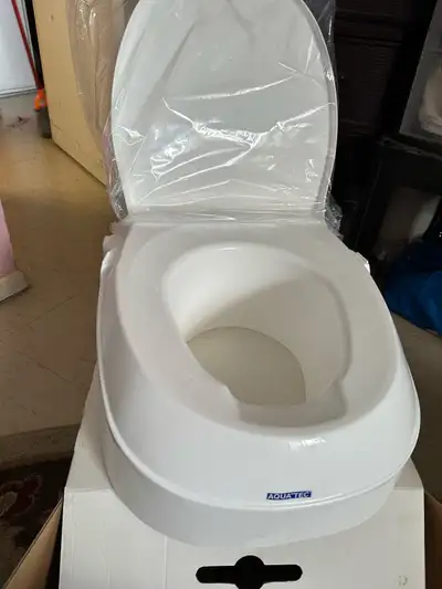 This brand new Aqua-Tec raised toilet seat with lid provides a safe and comfortable solution for ind...