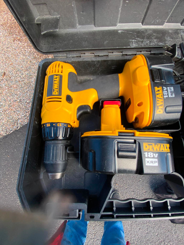DeWALT Battery Operated 18V Compact Drill/Driver Kit in Power Tools in Gatineau