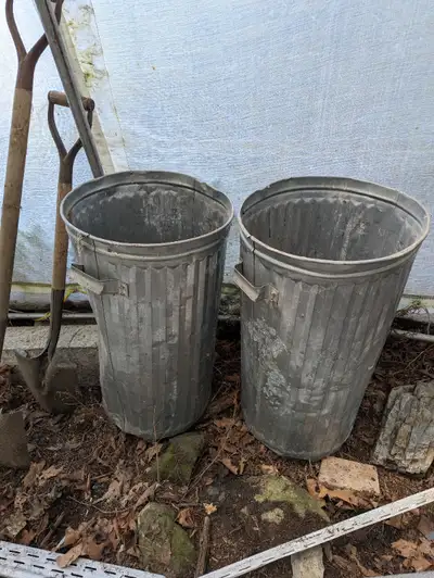 2 poubelles galvanisées :$10.00 chacune