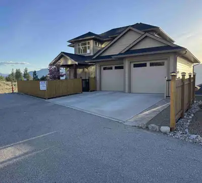 Stylish and elegant. Quality built with many upgrades. Open plan living dining kitchen. Large laundr...