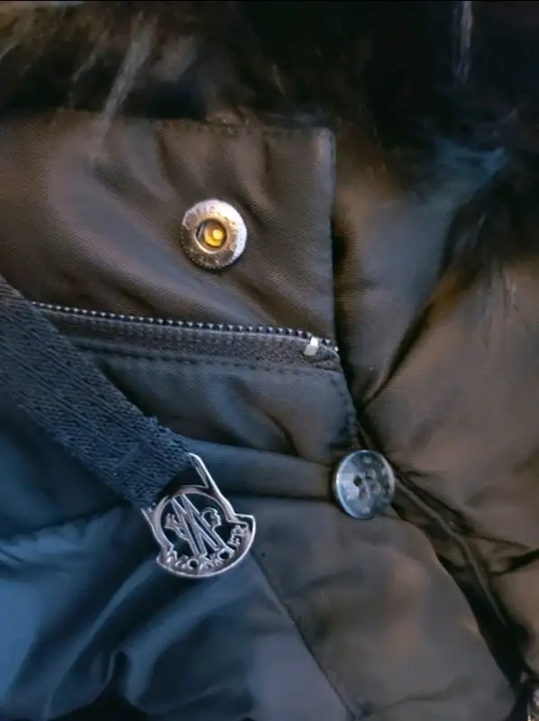 Moncler down winter coat value 4000$ like NEW in Clothing in City of Montréal - Image 8