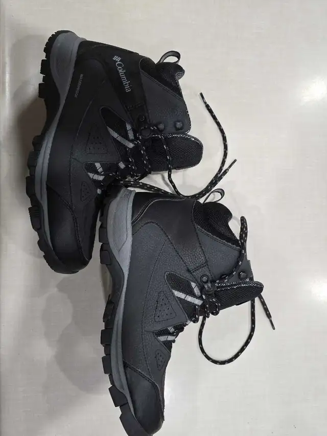 Botte Columbia 10 homme presque neuve in Men's Shoes in Granby - Image 2