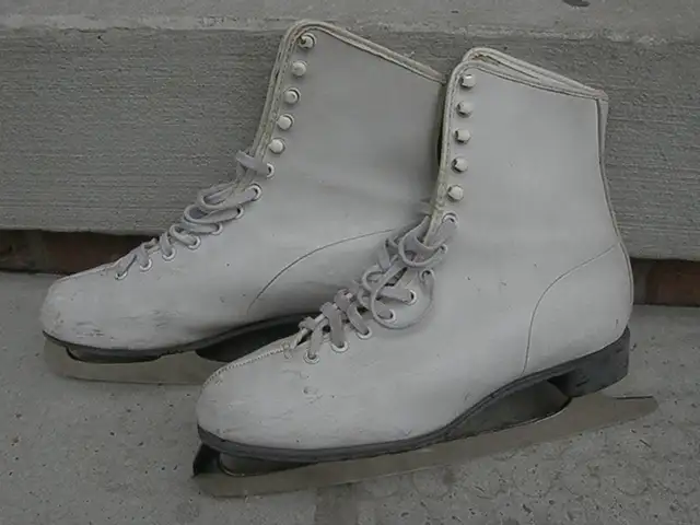 Women figure skates sizes 7, 7.5, 8 in Skates & Blades in Markham / York Region - Image 2