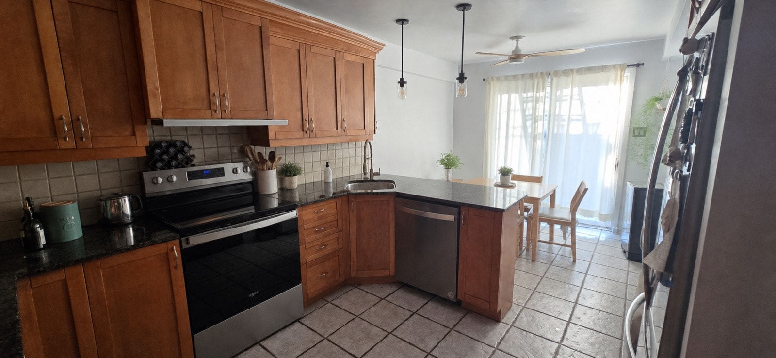 Spacious & Bright 5 1/2 in Lasalle — photo 1