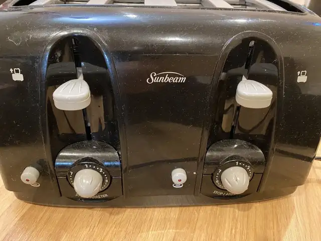 4 piece toaster  in Toasters & Toaster Ovens in Markham / York Region - Image 3