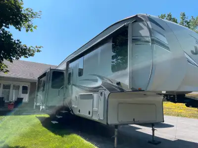 Absolutely perfect couples floor plan, home theatre style recliners, couch ( fold out bed) TV firepl...