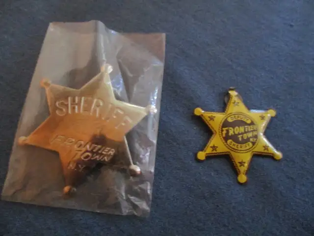 2 VINTAGE FRONTIER TOWN SHERIFF BADGES-1950'S-NEW YORK-CLEAN! in Arts & Collectibles in Laval / North Shore - Image 2