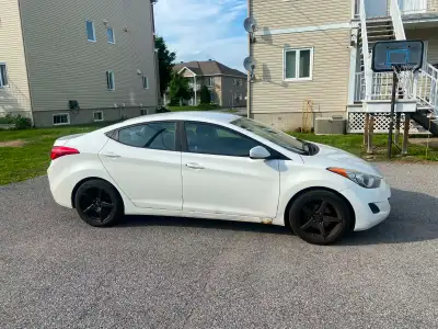 À vendre – Hyundai Elantra 2012 manuelle – 1.700 Elantra 2012, transmission manuelle, 191.472 km. La...