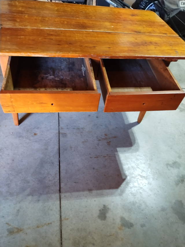 FOR SALE-EARLY  CISCA 1900 3 BOARD 2 DRAWER HARVEST TABLE in Other Tables in Owen Sound - Image 3