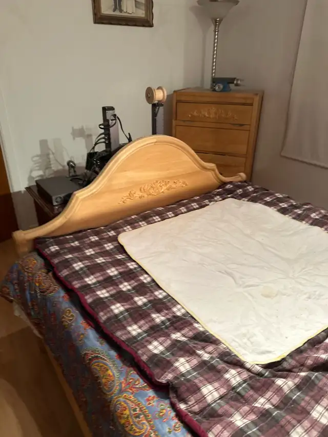 lit antique style victorien  avec bureaux in Beds & Mattresses in West Island - Image 4
