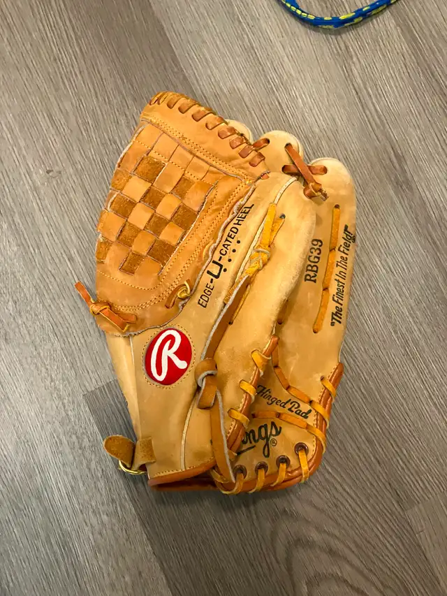 Baseball Glove from Rawlings, Rickey Handerson, Mint Condition in Baseball & Softball in City of Toronto - Image 2