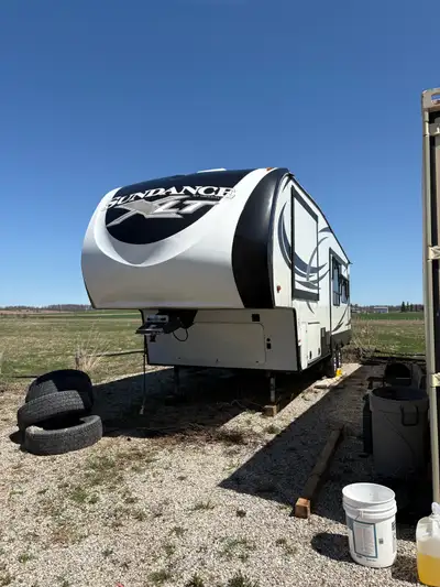Trailer needs one slide fixed from water damage very nice trailer just never use 2017 sundance 278ts