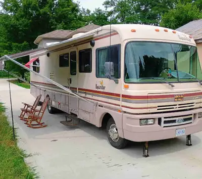 1994 Fleetwood Bounder Ford 460 V8, F53 chassis, back-up camera, Onan onboard generator, window shad...