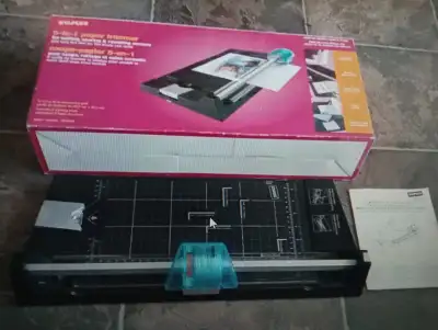 Tranche coupe papier 5 en 1 avec manuel d'instructions. Utilisé pour faire du scrapbooking. Coupe dr...