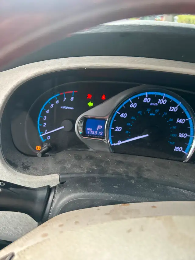Toyota Sienna. Very clean mechanical system. Body badly damaged63860078960001124