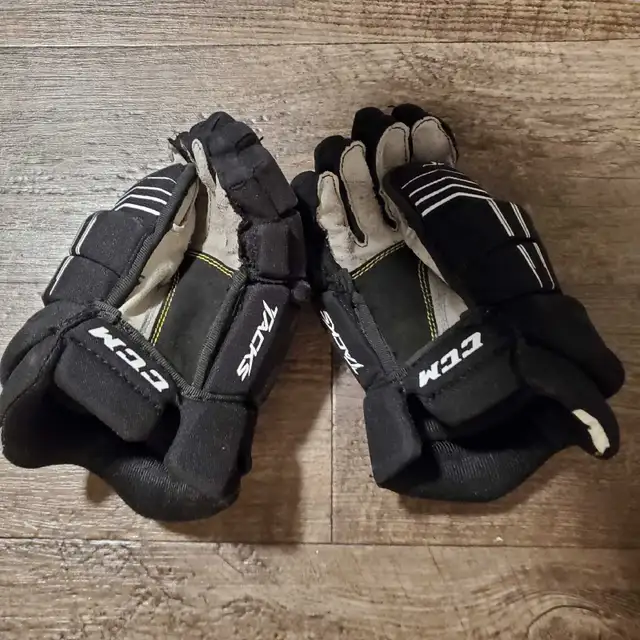 Kids 10" CCM TACKS Hockey Gloves Jr. Hockey Gloves  in Hockey in Barrie - Image 3