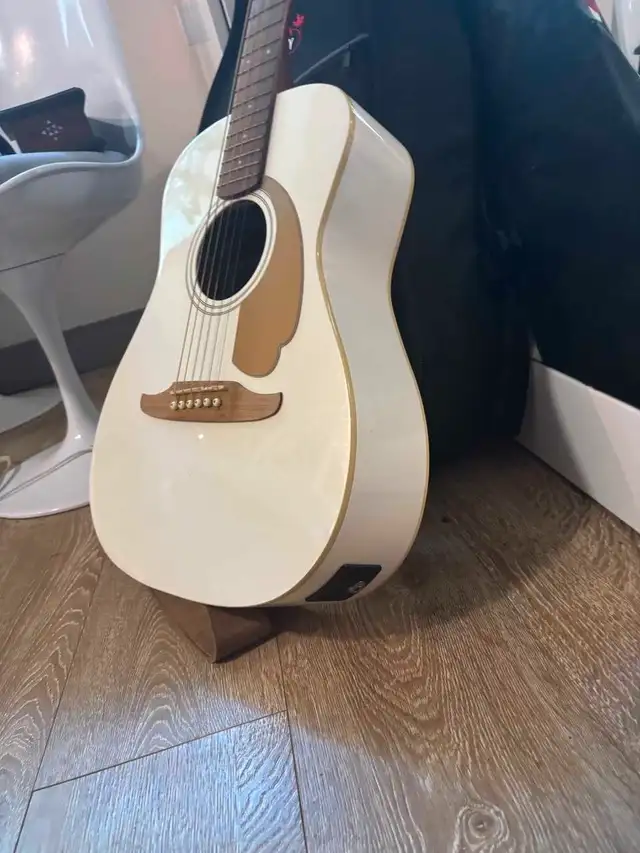 Fender Malibu Acoustic-Electric Guitar – Built-in Tuner + Fender in Guitars in Vancouver - Image 2