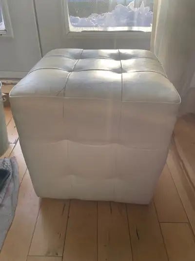 Baxton pouf cube studio en cuir blanc, en bon état!, View more