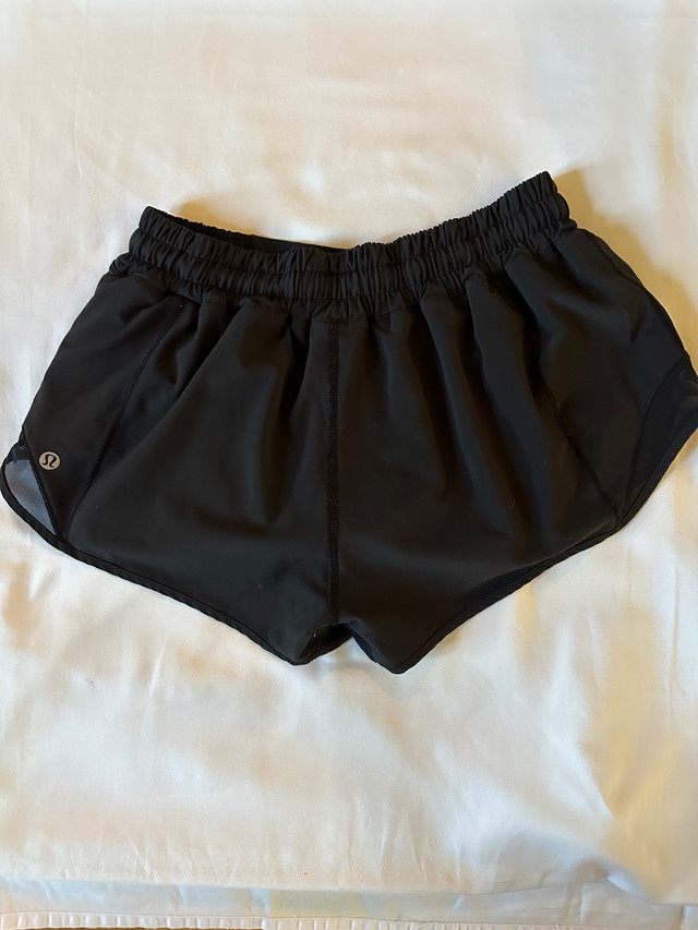  Lululemon Hotty hot shorts 2.5inch size 6 in Women's - Bottoms in Thunder Bay - Image 2