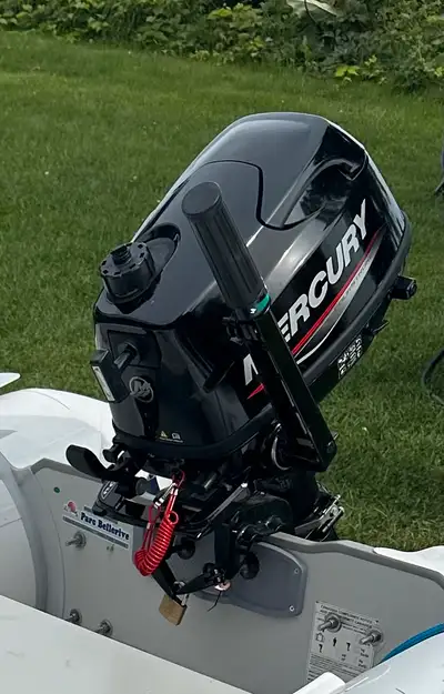 Moteur mercury 4hp, 4 temps, pied cour, acheté neuf en juillet 2023, encore garanti jusqu’au 26 juil...