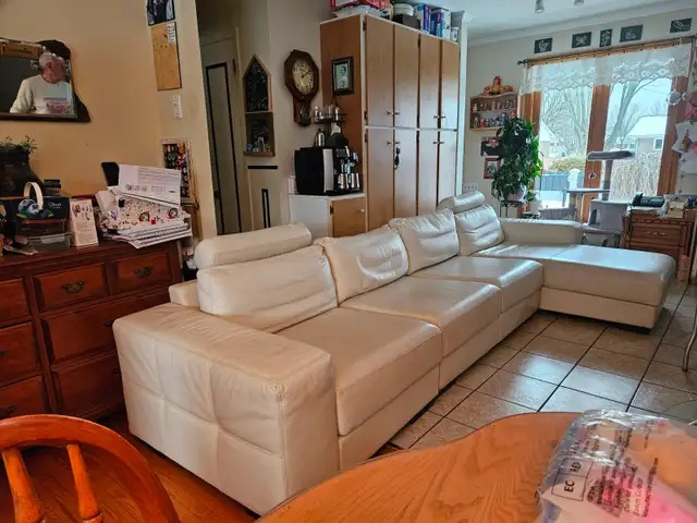 Sectionnel en cuir blanc véritable in Couches & Futons in Trois-Rivières - Image 2