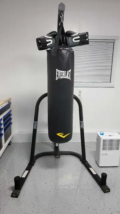 Ensemble kit de boxe avec gants COMME NEUF 250$, View more