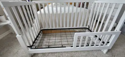 Crib full + toddler kit Picture only shows crib with toddler kit. Crib full is also included. For de...