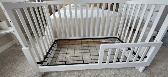 DaVinci Colby 4-in-1 Convertible Crib + toddler convertible kit in Cribs in Guelph - Image 2