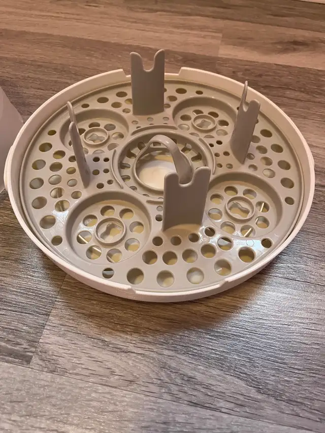 Tommee Tippee Closer to Nature Microwave Steam Sterilizer in Feeding & High Chairs in Hamilton - Image 3