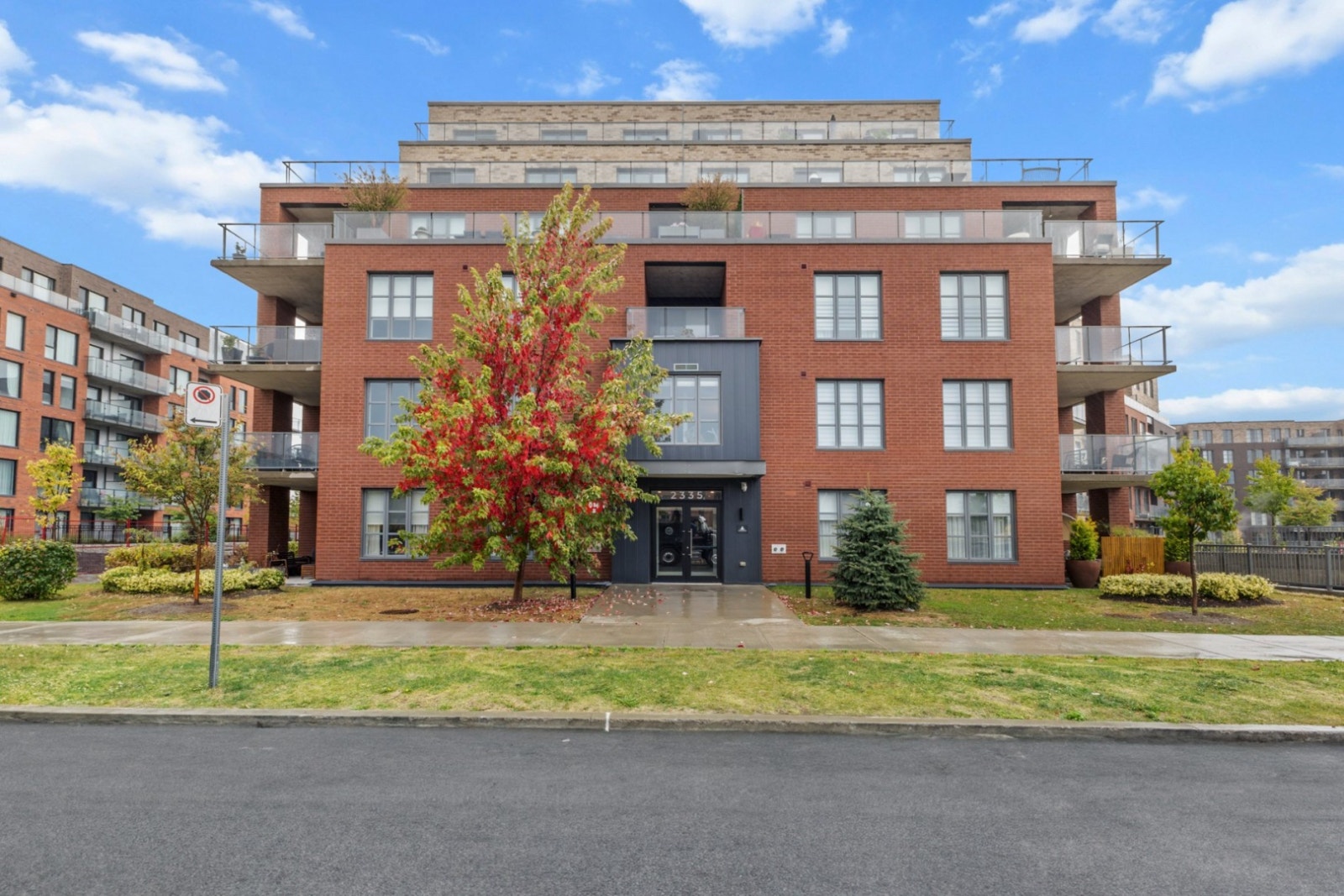 Modern 3-Bedroom Condo in Bois-Franc (Saint-Laurent) — photo 1