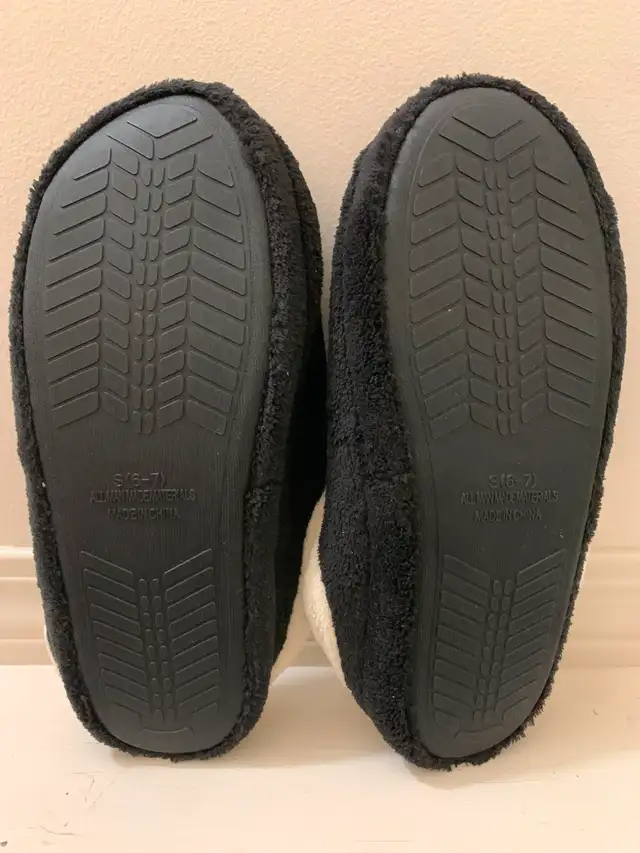 Ladies *BRAND NEW* Black Slippers Shoe Size: S (6-7)63406571573121121