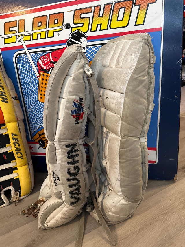 Vaughn Legacy VPG800 30” Vintage Early 90’s Goalie Pads in Hockey in Strathcona County - Image 3