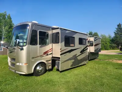 Pre storage Sale!!! This unit is in great condition for the age with lots of power! 2005 Tiffin Alle...